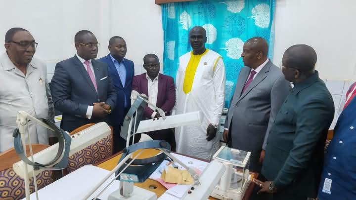 fridolinngoulou's tweet photo. #Centrafrique: Un diamant de 177,97 carats présenté au Président Faustin Archange #Touadera 
Une première dans l'histoire de République Centrafricaine.  Un diamant de 177, 97 carats a été découvert à Nzako.  le Collecteur a présenté cette pierre d'une très importante valeur.  Le Président de République s'est déplacé au Bec d'or pour découvrir cette richesse.  Toutes nos félicitations à nos compatriotes intègres qui ont préservé cette richesse.
Maxime Balalou 
@LeuRolf @MediasOubangui @vianney_ingasso
