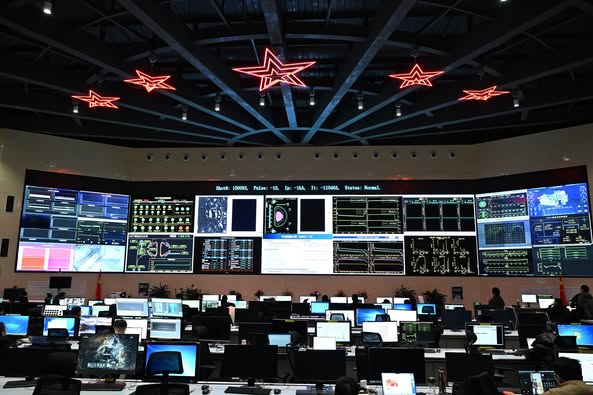 thinking_panda's tweet photo. Chinese "artificial sun" sets new record in milestone step toward fusion power generation.
The Experimental Advanced Superconducting Tokamak (EAST) maintained a steady-state high-confinement plasma operation for a remarkable 1,066 seconds on Monday.
A new world record.🎉 https://t.co/pxm6zQFYDa