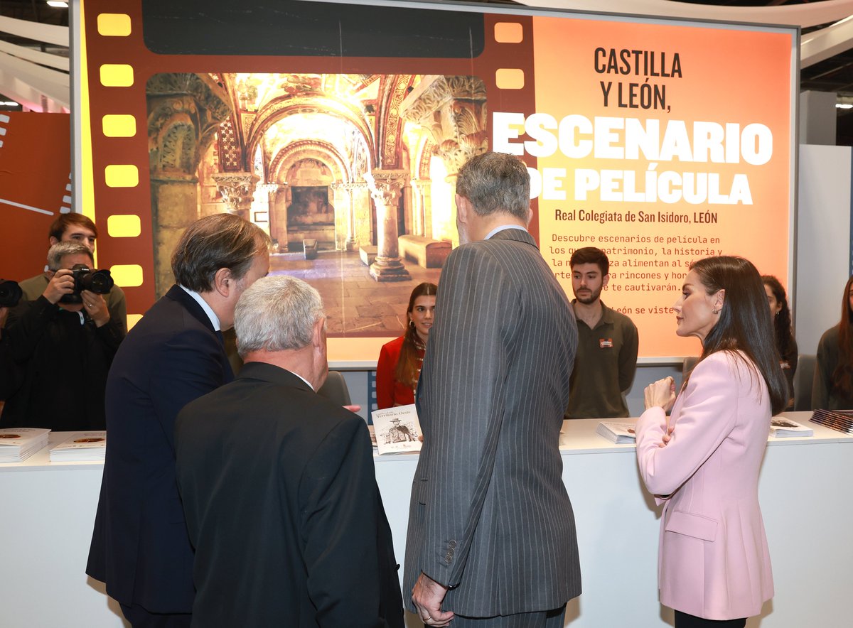 CasaReal's tweet photo. Recorrido de los Reyes por los stands nacionales de #FITUR2025, un evento de referencia global en el sector turístico que incluye gran diversidad y talento haciendo posible que existan dentro de este encuentro áreas totalmente especializadas.

➡️https://t.co/MDiu8mEI2H https://t.co/fWFmRZFTyv