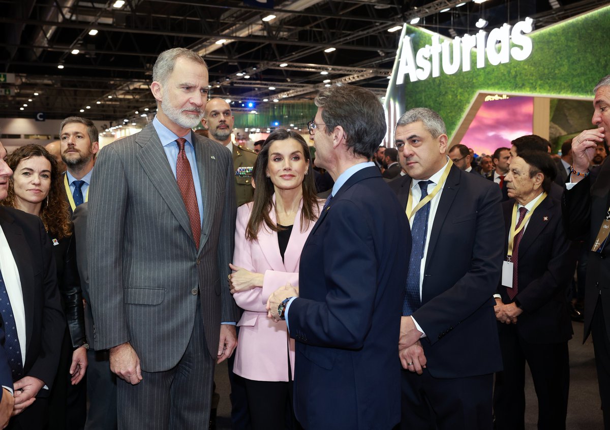 CasaReal's tweet photo. Recorrido de los Reyes por los stands nacionales de #FITUR2025, un evento de referencia global en el sector turístico que incluye gran diversidad y talento haciendo posible que existan dentro de este encuentro áreas totalmente especializadas.

➡️https://t.co/MDiu8mEI2H https://t.co/fWFmRZFTyv