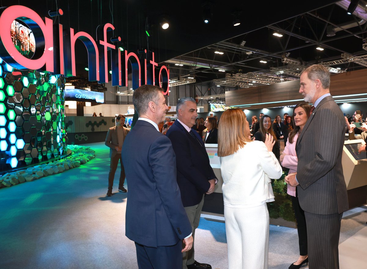 Recorrido de los Reyes por los stands nacionales de #FITUR2025, un evento de referencia global en el sector turístico que incluye gran diversidad y talento haciendo posible que existan dentro de este encuentro áreas totalmente especializadas.

➡️casareal.es/ES/Actividades…