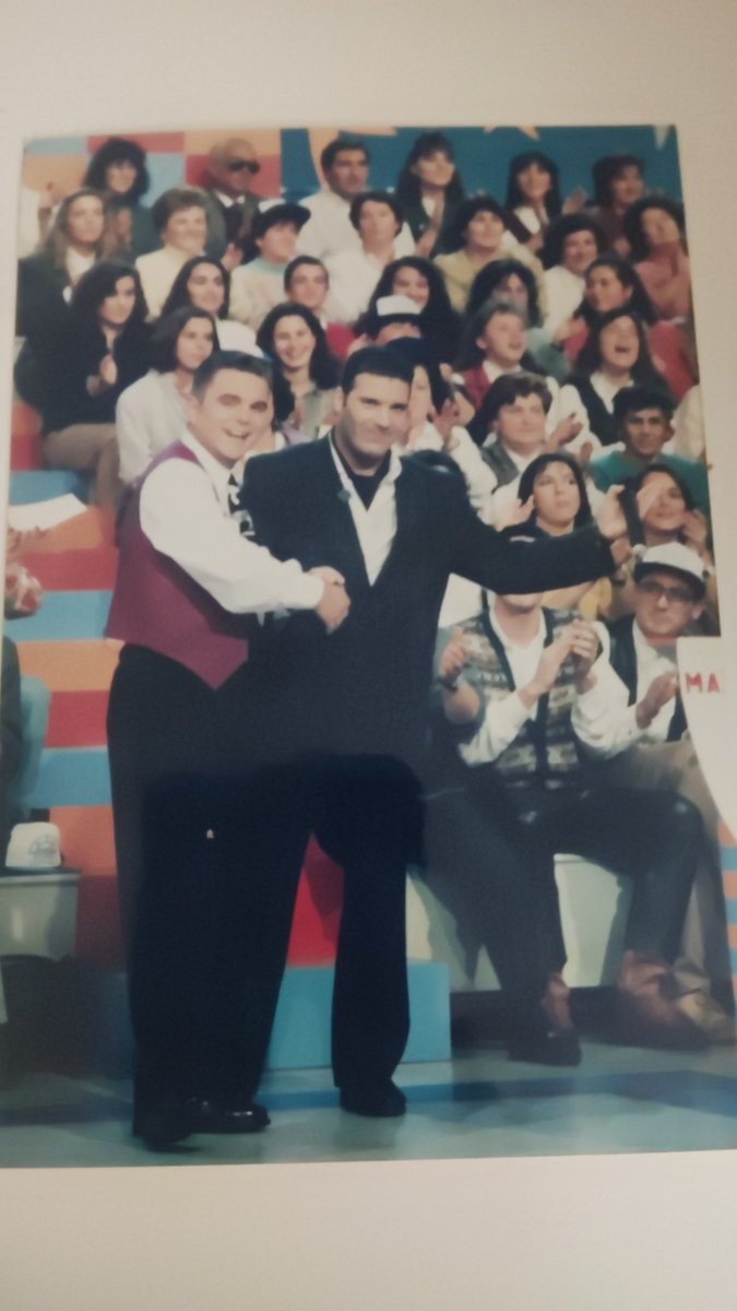 Está foto é dun martes feliz do século pasado.
Na <a href="/crtvg/">CRTVG</a> os martes foron supermartes felices  grazas a Superpiñeiro entretedor maiúsculo do país, que amou e  á súa parroquia, na radio, na tele, cantándolles, escoitandoos...
Onte, martes,  tiña que cadrar Martes... Eterno π