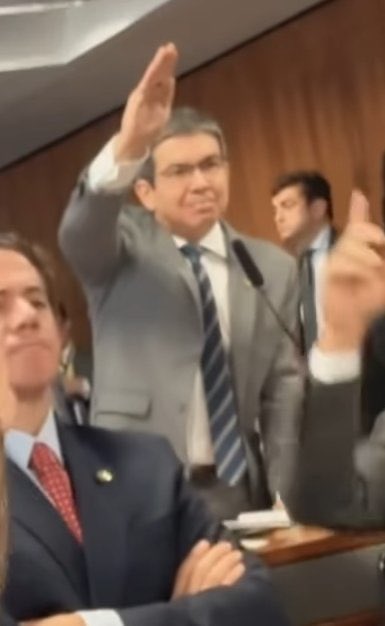 Senador DPVAT flagrado jogando iô-iô?