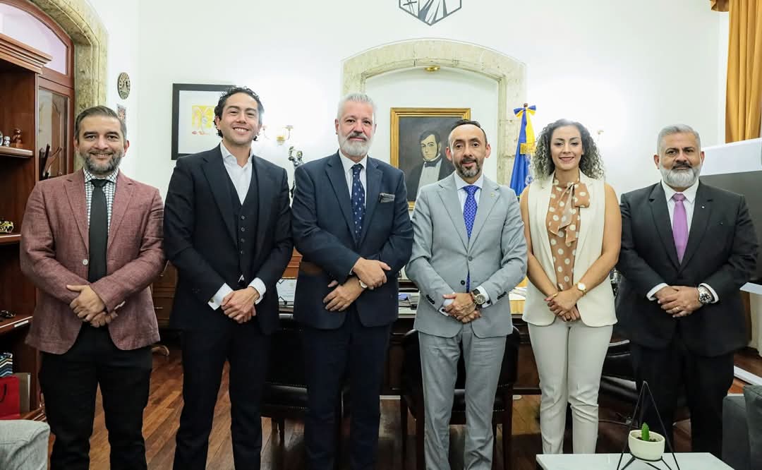 Integrantes del @incam_occidente estuvimos con el Mgdo. José Luis Álvarez Pulido, presidente del <a href="/supremotribjal/">Supremo Tribunal de Justicia del Estado de Jalisco</a>.

Un gusto conocer su ánimo de trabajar para la justicia en Jalisco. Por nuestra parte, continuaremos contribuyendo a seguir mejorando nuestra casa: el Poder Judicial.