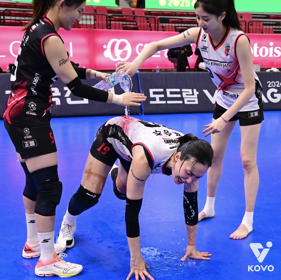 언니 등목시켜주는 착한 동생들