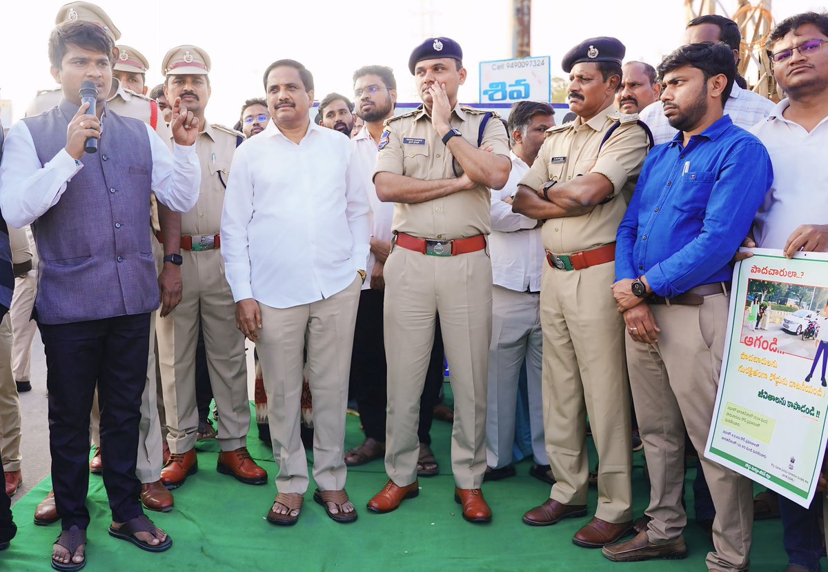 Shiva_kumarG5's tweet photo. As part of National Road Safety Month 2025,organized by the Telangana State Government to prevent road accidents Kalvakurti MLA Mr. Kasireddy Narayan Reddy,NagarKurnool District SP Vaibhav Gaikwad,President Siva Kumar spoke on the importance of road safety awareness.#roadsafety https://t.co/CNl4iLIWNy