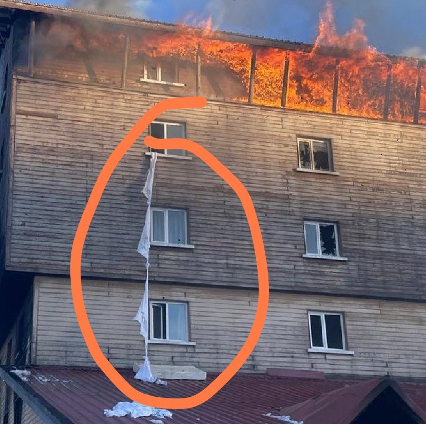 YANGIN MERDİVENİ !
Yöneticiler suçu bir diğerine atıyor.
İnsanı yaşatamayanlar ölümleri istatistik olarak algılıyor.
Ey bakanlar, bakmayanlar;
"ÖLDÜĞÜMÜZ İÇİN ÖZÜR DİLERİZ. Ölerek size sorun çıkardık galiba😡
#kartalkaya #yangin #facia #Bolu <a href="/serefoguz/">Şeref Oğuz</a>