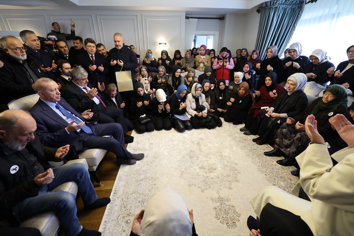 Akparti's tweet photo. Cumhurbaşkanımız Recep Tayyip Erdoğan, Bolu'da Kartalkaya Kayak Merkezi'ndeki otel yangınında yaşamını yitiren doktor Enes Gültekin'in ailesinin evine taziye ziyaretinde bulundu. https://t.co/wbBv4EoAd8
