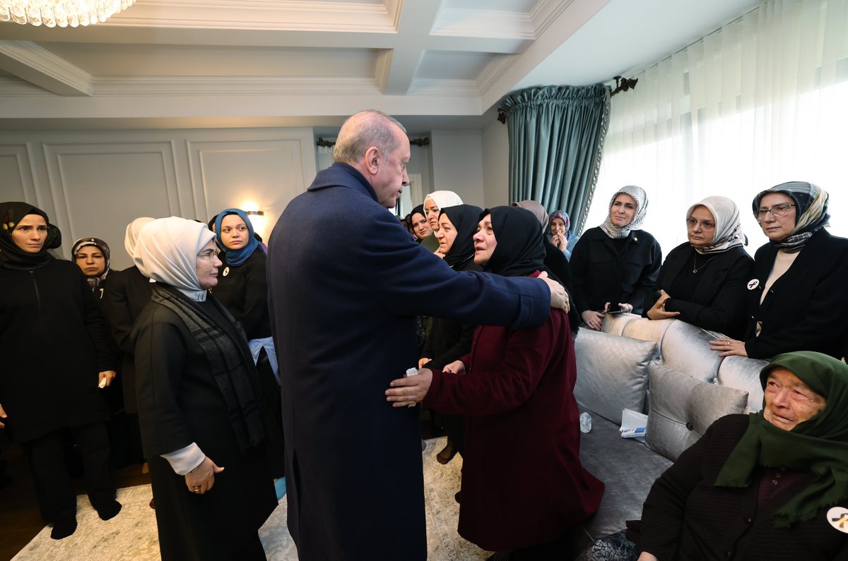 Akparti's tweet photo. Cumhurbaşkanımız Recep Tayyip Erdoğan, Bolu'da Kartalkaya Kayak Merkezi'ndeki otel yangınında yaşamını yitiren doktor Enes Gültekin'in ailesinin evine taziye ziyaretinde bulundu. https://t.co/wbBv4EoAd8