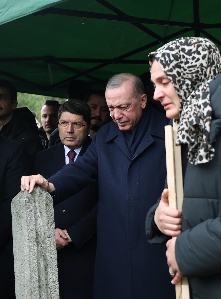 Cumhurbaşkanımız Recep Tayyip Erdoğan, Bolu'da Kartalkaya Kayak Merkezi'ndeki otel yangınında yaşamını yitiren doktor Enes Gültekin'in ailesinin evine taziye ziyaretinde bulundu.