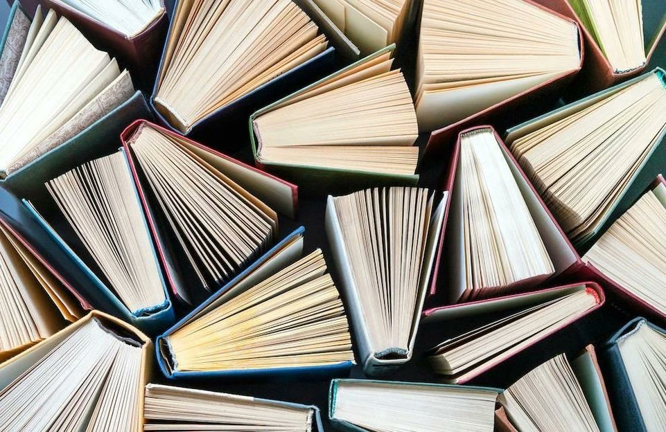 librofilos's tweet photo. ꧁ ¡Miércoles para compartir lecturas! ꧂  

Hoy es día de #RecomiendoLeer 📖📷 

¿Qué libro nos recomiendas hoy? https://t.co/ZQXfxu79ju