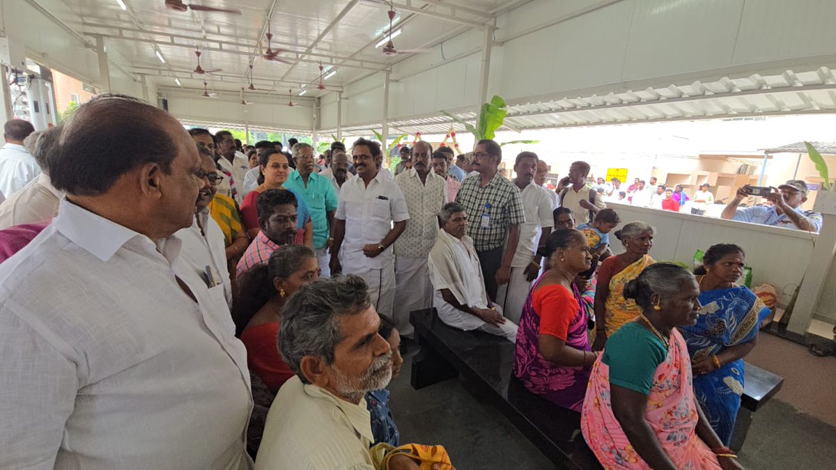 EzhilarasanCvmp's tweet photo. #MLACDS நிதியிலிருந்து ரூ.29.00 லட்சம் மதிப்பீட்டில் கட்டப்பட்டுள்ள உடனாளர்கள் காத்திருக்கும் அறையினை பொதுமக்கள் பயன்பாட்டிற்கு திறந்து வைத்தேன்.
@CMOTamilnadu | @DMKITwing | @TRBRajaa https://t.co/qfs5bHRJQl