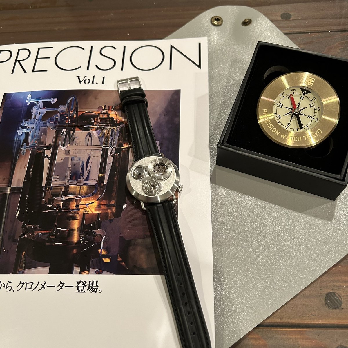 yozakurabuncho's tweet photo. webChronos さんのクイズ企画で東京時計精密 さんの方位磁石とカタログ頂きました。
シャトーヌーベル・クロノメーター、もっと欲しくなりました。
方位磁石も格好良いです。ありがとうございます!
※7.5号はプレゼントのお品ではありません。
#webChronos
#東京時計精密 https://t.co/R9MSd6XdAT