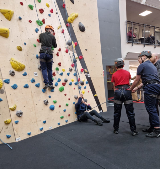 TheHubSchoolER's tweet photo. Our students had another great climbing session today, they developed movement skills, learned to tie their own knots and worked in small teams to climb increasingly hard routes! https://t.co/XAAniALGlf