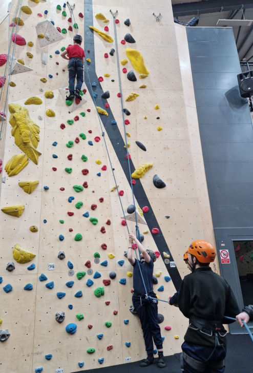 TheHubSchoolER's tweet photo. Our students had another great climbing session today, they developed movement skills, learned to tie their own knots and worked in small teams to climb increasingly hard routes! https://t.co/XAAniALGlf