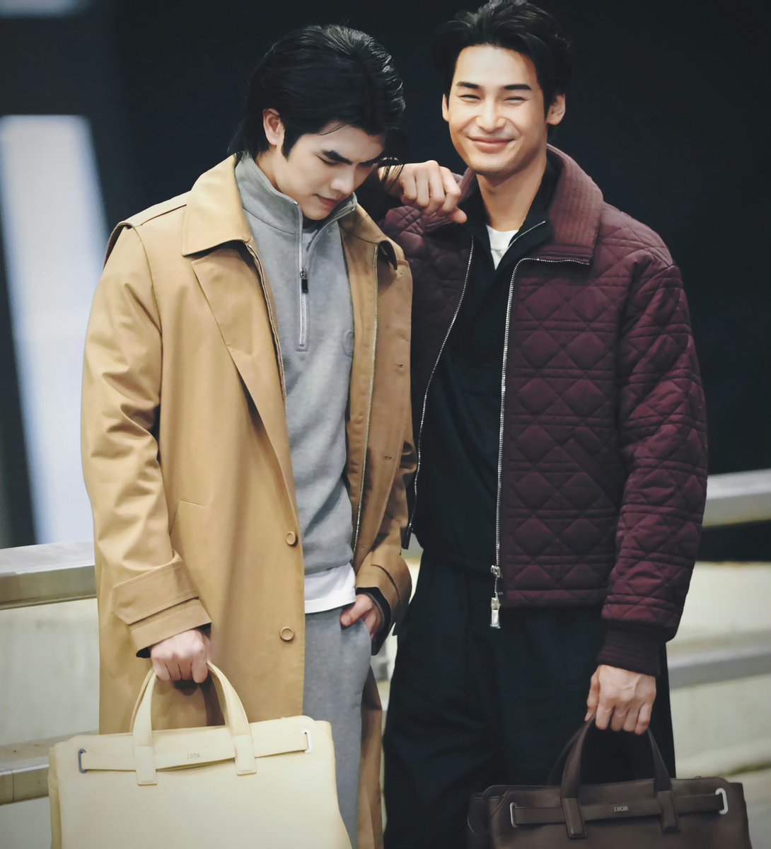 Cynthia_MP1515's tweet photo. [20250121] Airport BKK 🛫 CDG

Look at my MileApo's super happy smiles, I melted... 😭🫠🥹

©️: 须Y尽Y欢
MILEAPO IS BACK 
@milephakphum @Nnattawin1 
#MileApoFlytoDiorWinter25
#MilePhakphum x #ApoNattawin https://t.co/9dzIn0RLPm