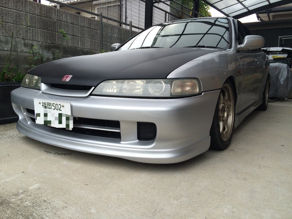 #みんなの初代愛車教えて
18歳には贅沢な車やったな〜
車高調の調整分からず中古品買って届いたまま付けて轍で腹下、インナー擦りながら家まで帰って車庫の傾斜登れずC-WESTのバンパー破壊してボンネットは焼けを塗る金なくてシート貼った。
生意気にも4枚に文句言ってた頂き物のDB8 インテグラTYPE-R