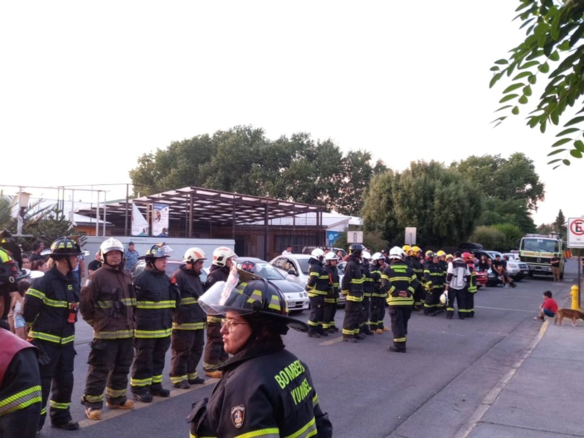 BomberosdeChile's tweet photo. 𝗩𝗘𝗟𝗔𝗧𝗢𝗡 | En honor a Duban Olate Farías (Q.E.P.D.), la Segunda Compañía del Cuerpo de Bomberos de Yumbel realizó una velatón en su cuartel.
En el lugar, pudieron reunirse Bomberos, familiares, amigos y la comunidad para recordar al joven bombero de 22 años. https://t.co/ihrPN8NkGP