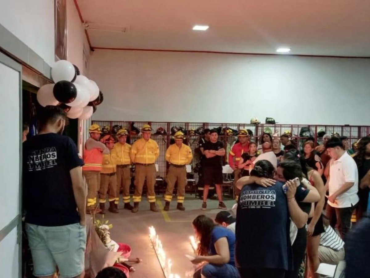 BomberosdeChile's tweet photo. 𝗩𝗘𝗟𝗔𝗧𝗢𝗡 | En honor a Duban Olate Farías (Q.E.P.D.), la Segunda Compañía del Cuerpo de Bomberos de Yumbel realizó una velatón en su cuartel.
En el lugar, pudieron reunirse Bomberos, familiares, amigos y la comunidad para recordar al joven bombero de 22 años. https://t.co/ihrPN8NkGP