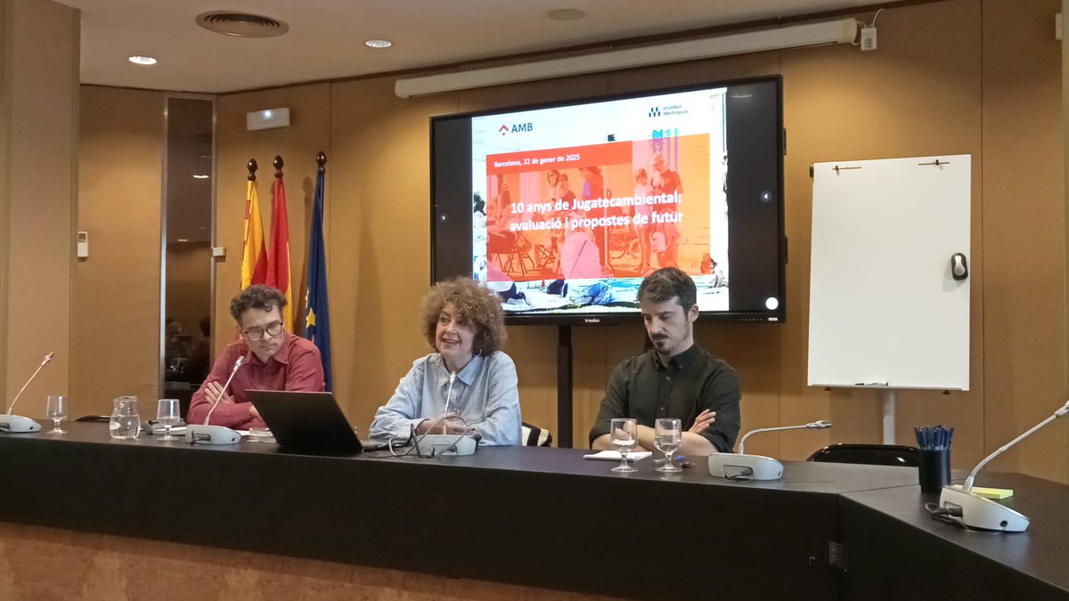 Jornada de treball a la Jugatecambiental 👏: 10 anys d'avaluació, propostes de futur i reptes 🕑📝🔋 Treballem per millorar aquest espai educatiu i de participació als parcs i platges metropolitans! 🌳🌊