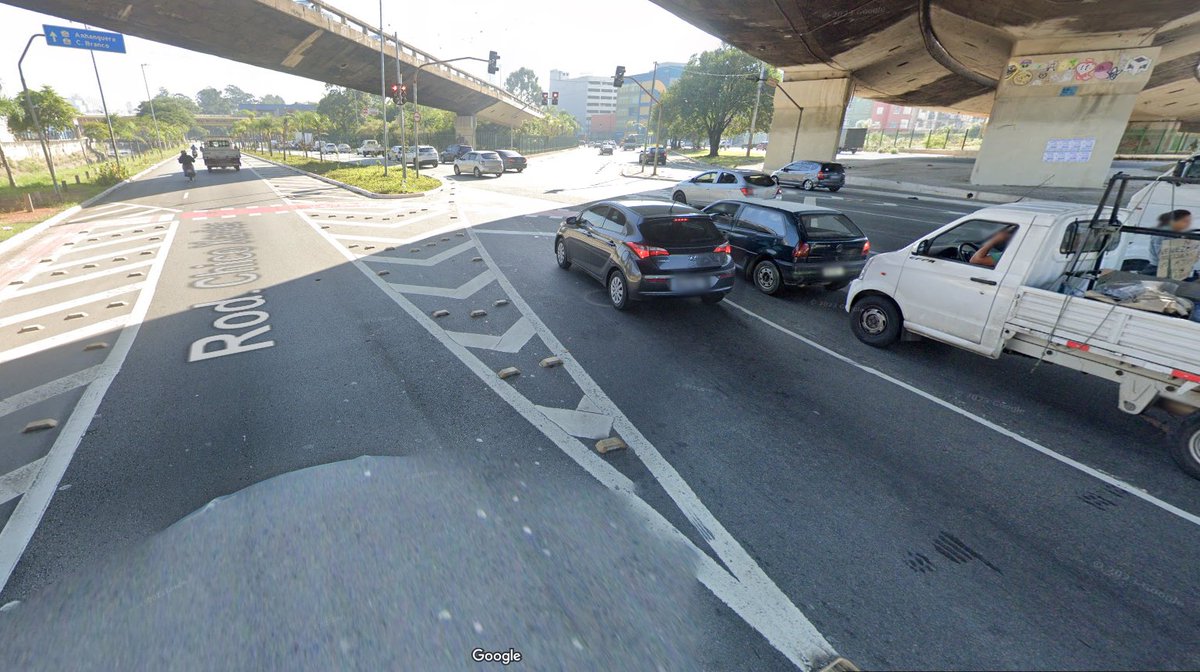 prmvaz's tweet photo. Esse cruzamento fez 5 anos que solicitei um semáfaro para os ciclistas atravessar a via. Fizeram uma obra no viaduto acima gastaram milhões. E a vida do ciclista não vale nada para essa prefeitura. Ciclista e o ultimo investimento para o prefeito de SP. https://t.co/wgY9Rum5gR
