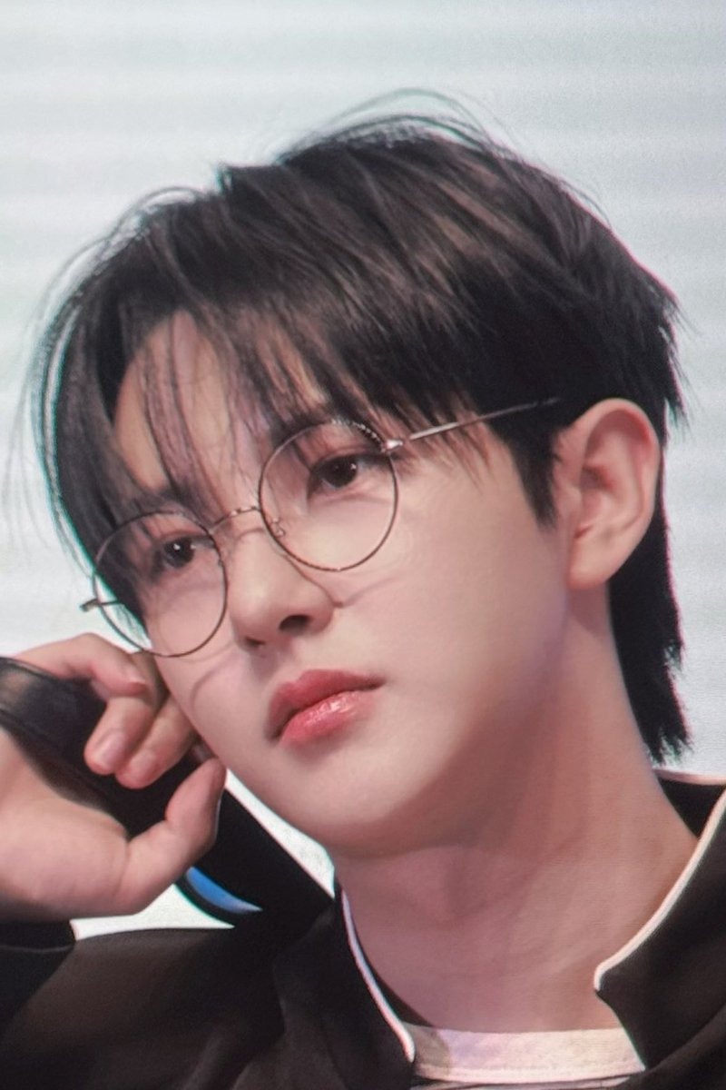 renjuniejunjun's tweet photo. WTF HUANG RENJUN IN UNIFORM AND GLASSES WOW https://t.co/6Yg4c0UGs9
