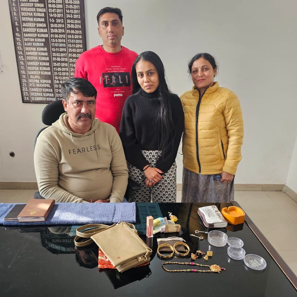 #SPश्री लोकेंद्र सिंह IPS के मार्गदर्शन में पानीपत पुलिस आमजन के सहयोग के लिए तत्पर.....

महिला का गुम हुआ आभूषणों से भरा पर्स लौटा कर पानीपत पुलिस ने चेहरे पर लौटाई मुस्कान, बोली थैक्यू पानीपत पुलिस

आभूषणों की करीब 10 लाख रूपए कीमत है

<a href="/police_haryana/">Haryana Police</a> 
<a href="/DGPHaryana/">DGP Haryana Police</a> 
<a href="/igkarnal/">ADGP Karnal</a>