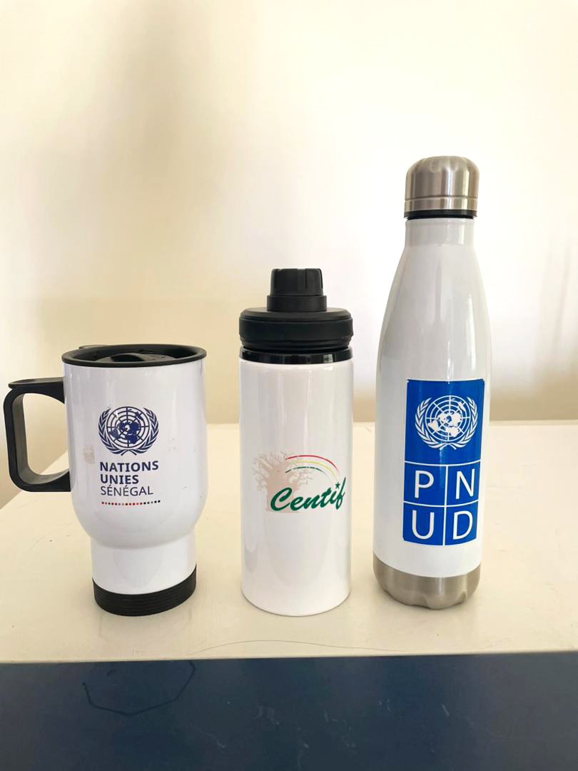 togethersarl's tweet photo. 🎁Offrez des cadeaux qui marquent les esprits !
#ONUSénégal, la #Centif et le #PNUDSénègal ont choisi des gourdes isothermes personnalisées pour valoriser leur image et renforcer leur impact. Et vous ?
✨ Il n'est pas trop tard pour vos cadeaux de fin d'année !
Optez pour des supports élégants, pratiques et parfaitement adaptés à votre identité.
📞 Contactez-nous dès aujourd'hui au +221 77 484 59 14 / 🌐 https://t.co/3SquuJuJcB
#goudies
#pnudsénègal #centif #onu
#kebetu
#togetherconnects