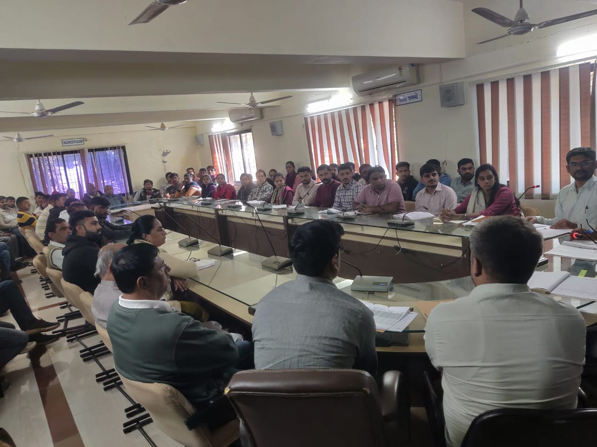 આજરોજ ૦૪:૦૦ કલાકે મે.શ્રી નાયબ કલેકટર સાહેબ-નખત્રાણાના અઘ્યક્ષસ્થાને E-KYC અંગેની સમીક્ષા બેઠક યોજવામાં આવેલ હતી.જેમા નખત્રાણા તાલુકાના તાલુકા વિકાસ અઘિકારીશ્રી,ચીફ ઓફીસરશ્રી,તલાટી કમ મંત્રીશ્રીઓ,વ્યાજબી ભાવના દુકાનદારશ્રીઓ,T.L.E શ્રીઓ તથા પંચાયત ઓપરેટરશ્રીઓ(V.C.E) હાજર રહેલ.