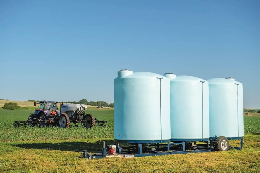 FarmShow's tweet photo. Single, double and triple-cone bottom trailers provide temporary tank #storage where you need it when you need it. Ag Spray trailers are designed to hold full #tanks in place and carry them when emptied to the next location. #tankstorage #sprayagtrailers https://t.co/WMtoYpmKM4 https://t.co/w33ciF5dX8