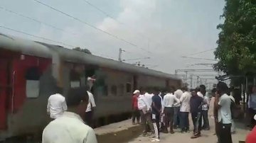 avesh905791's tweet image. रेल दुर्घटना इतनी भयंकर हुई कि लोगों के शरीर के अनेक टुकड़े हो गए, 🥺😨
#KarnatakaExpress 
#trainaccident
#AshwiniVaishnaw