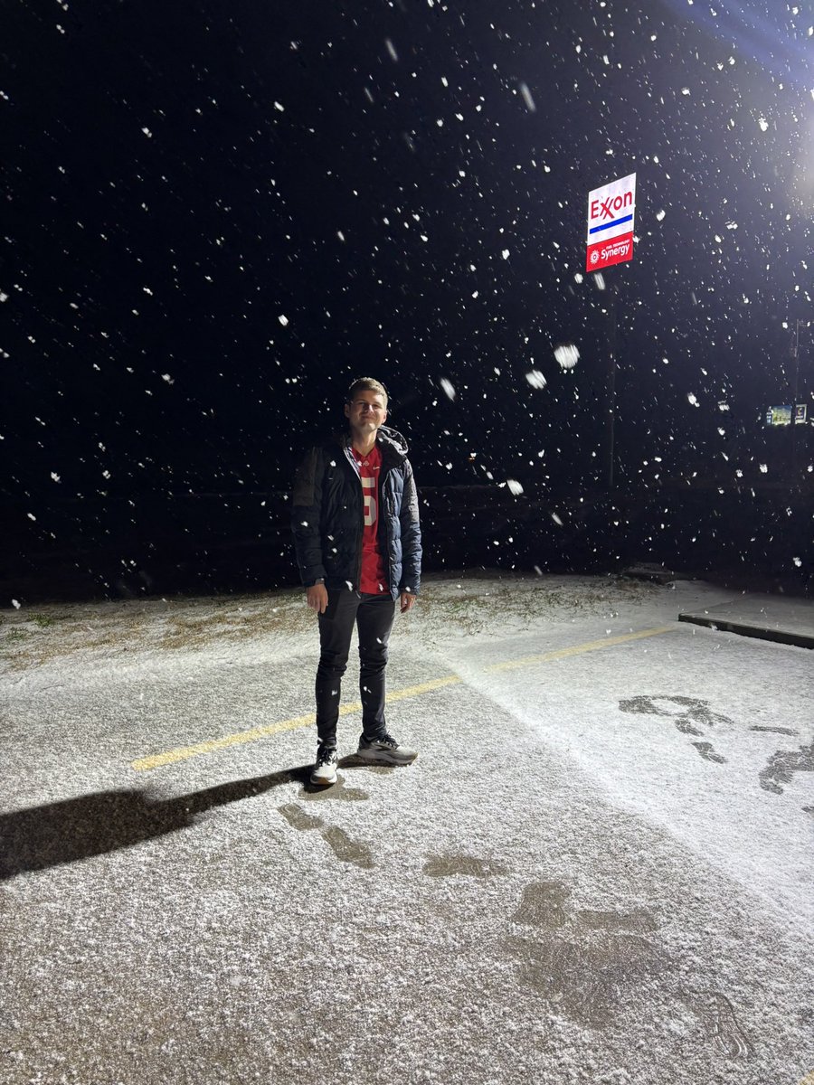 Weather1855015's tweet photo. @tropicalupdate We drove up to Valdosta from Jacksonville to catch pictures of massive flakes! https://t.co/CYAFXWMfMt