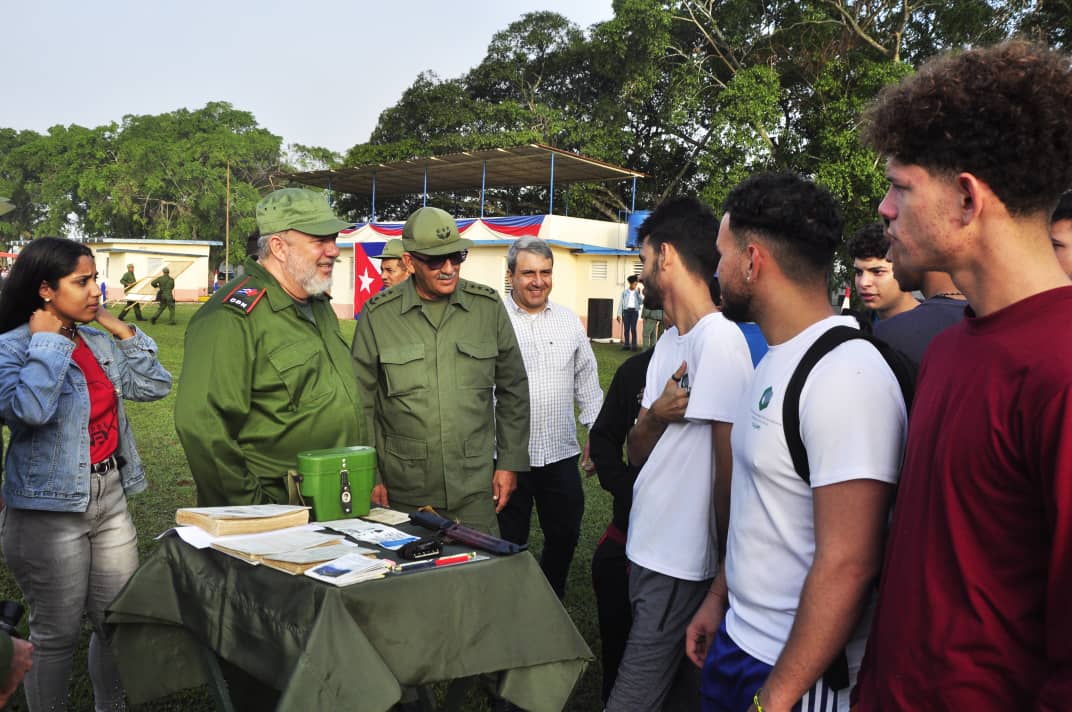 AlexManuel030's tweet photo. El #BastionUniversitario una muestra de amor, valentía y responsabilidad de los jóvenes de #Cuba para la defensa del país. https://t.co/63u6m1fBif