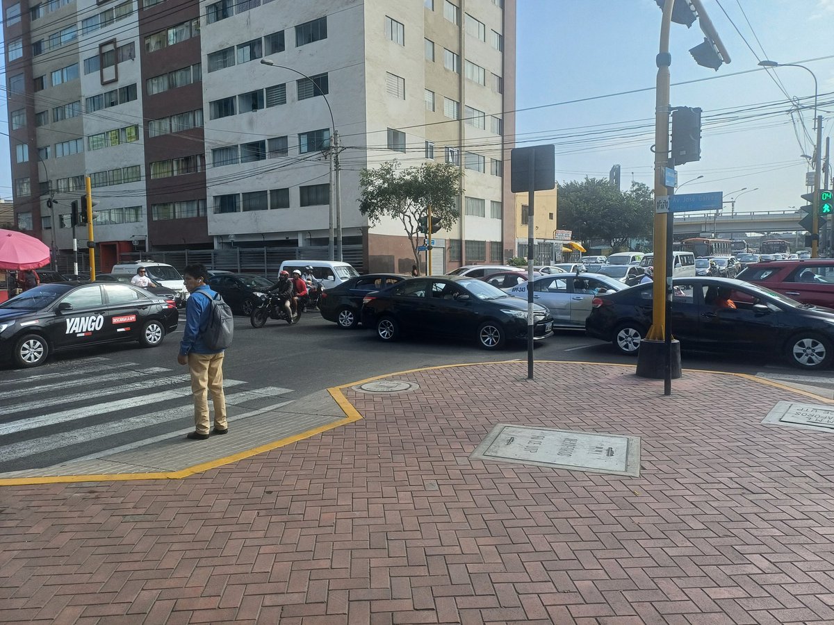 johecp's tweet photo. @MuniLima @Muni_Lince Esta situación siempre ocurre entre las calles #TeodoroCardenas y #JoseGalvez, provocando congestionamiento de todas esas cuadras hasta la Av. México. Además, tomando en cuenta que Av. México tiene 4 carriles y Teodoro Cárdenas solo 2, el tráfico es peor. https://t.co/NIFqqs4ZAk