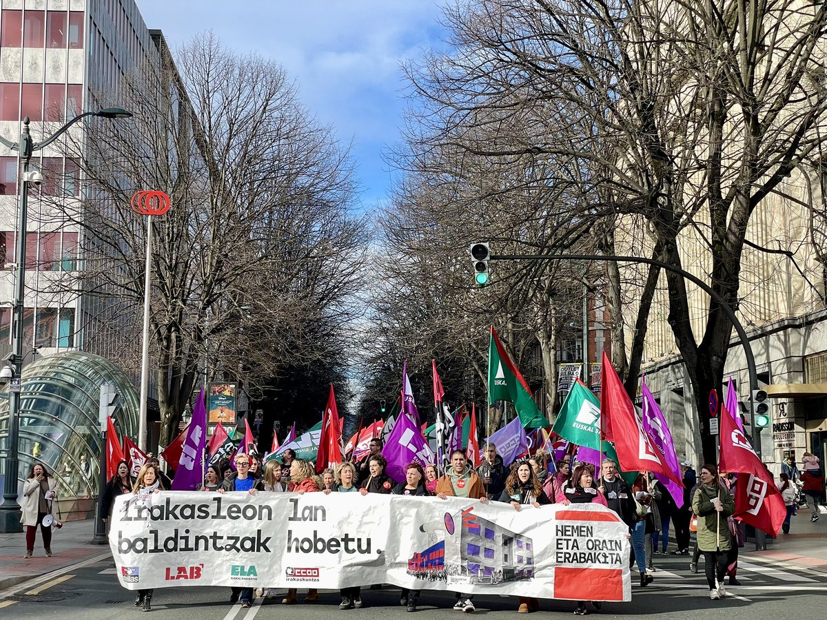 labirakasleak's tweet photo. ✨Zorionak guztioi! 

EAEko hezkuntza publikoko irakasleon  %75etik gorak egin dugu gaur greba! 

💥 Eguerdian milaka izan gara Bilboko kaleak hartu ditugunak!

✊🏻 Bihar ere grebara eta kalera!

🔗 Prentsa oharra eta argazki galeria: https://t.co/aOBtDM8Dgs

#LangileokBorrakara https://t.co/TAcFYbam1t