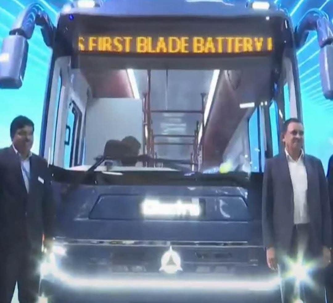 SAMUDRALANAVIN's tweet image. భారత్లో తొలిసారి బ్లేడ్ బ్యాటరీ టెక్నాలజీ బస్సు
#BladeBatteryTechnology 
భారత్లో తొలిసారి బ్లేడ్ బ్యాటరీ టెక్నాలజీతో ఈ-బస్సులను ఒలెక్ట్రా సంస్థ ప్రవేశపెట్టనుంది. భారత్ మొబిలిటీ గ్లోబల్ ఎక్స్పో 2025లో ఈ బస్సులను ఆ సంస్థ ఆవిష్కరించింది.