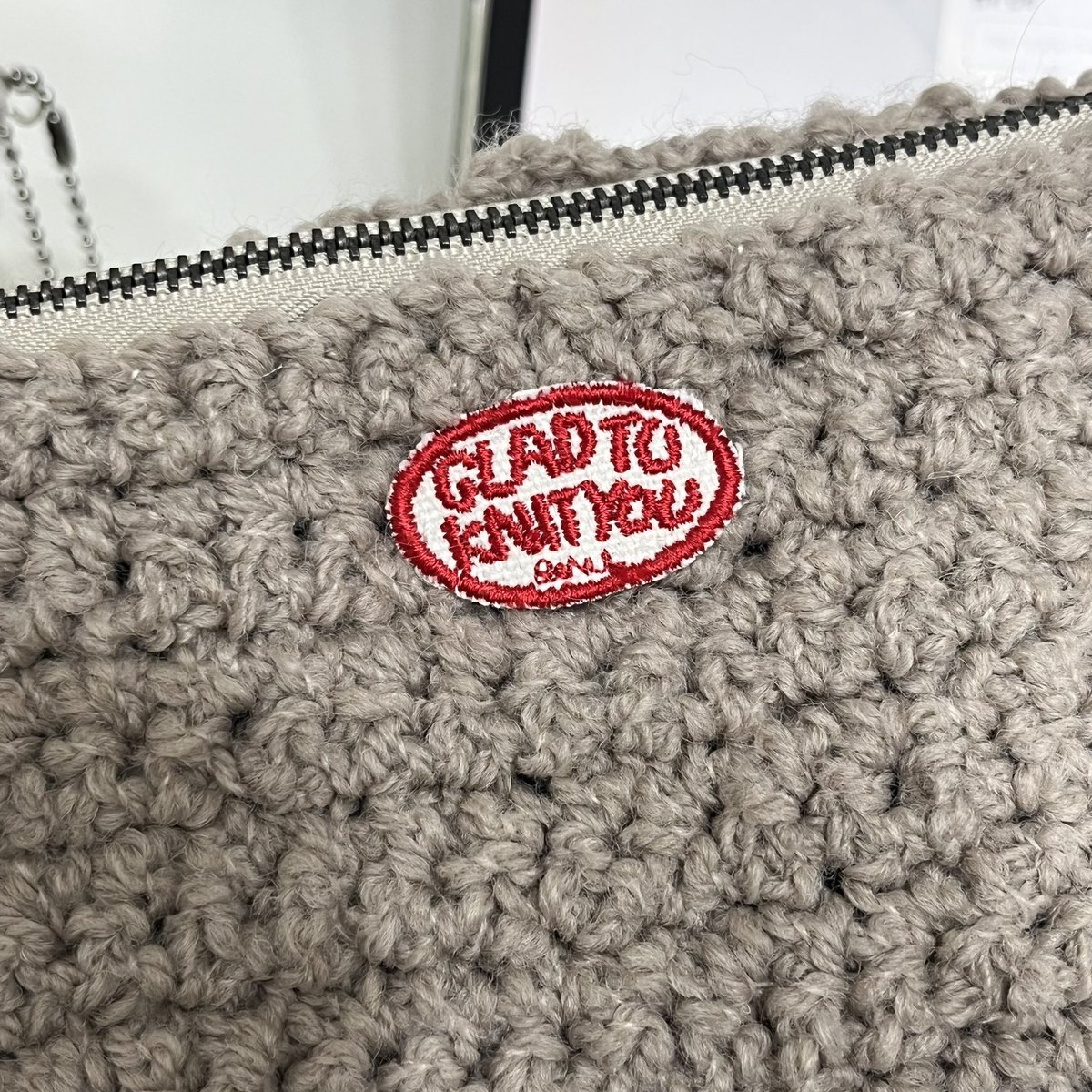 도톰부클 파우치
30cm 지퍼로 사이즈 키워서 
엄마 거 하나 더 떠드림 ✌️✌️
30코 잡고 8호로 떴더니 지퍼가 생각보다 많이 남더라구요 ?! (쫀손임) 36정도 잡아도 넉넉할듯