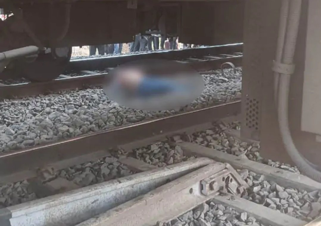 AditiY251's tweet image. महाराष्ट्र में भीषण रेल हादसे में 11 लोगों की हुई मौत. विडियो ऐसी हैं की पूरी देख नहीं सकते🥺

लेकिन अफसोस रेल मंत्री अश्विनी वैष्णव के लिए यह सिर्फ एक सामान्य छोटी सी घटना ही होगी.

#PushpakExpress #jalgoan #trainaccident #KarnatakaExpress