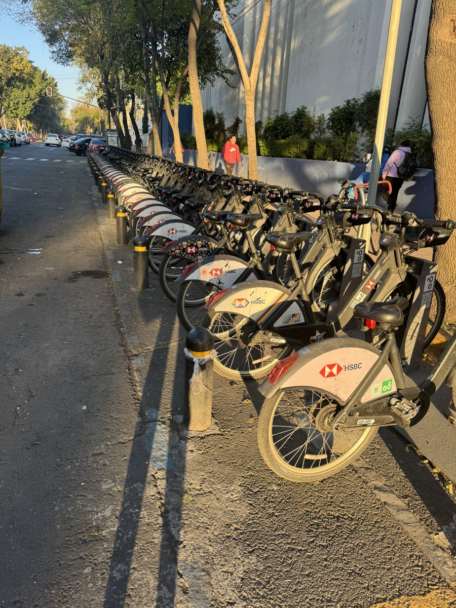 anasalas07's tweet photo. @ecobici  de que sirve tener tantas sino funciona el sistema 🤦🏻‍♀️😵‍💫😠
Frente alcaldía Cuauhtemoc https://t.co/ddThNK5XDI