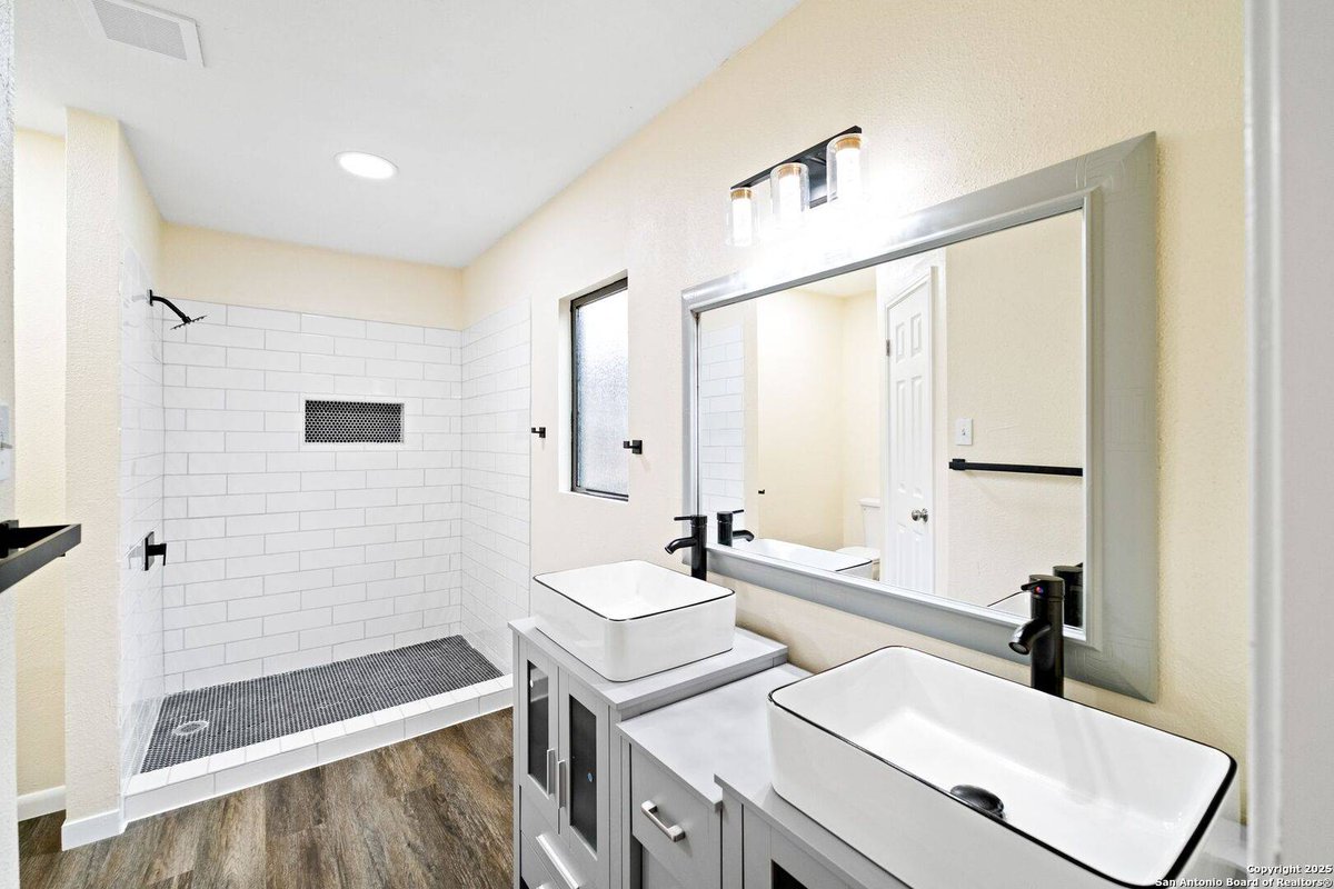 AMRGrouptx's tweet photo. 10035 Aztec Village, San Antonio, TX 78245 just hit the market!
Take a look at this awesome space: https://t.co/meUjIhygYf https://t.co/zzhtznASsg
