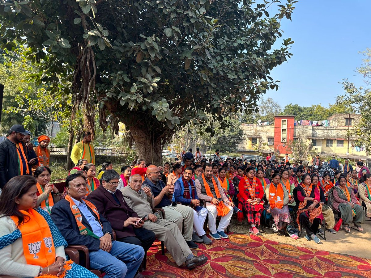 AyushiShrimali1's tweet photo. #दिल्ली_विधानसभा_चुनाव 2025 के निमित्त आज विधानसभा -आर.के. पूरम के आदर्श कॉलोनी में आज माननीय प्रधानमंत्री श्री नरेंद्र मोदी के कार्यक्रम “ मेरा बूथ, सबसे मज़बूत “ को सुना। इस कार्यक्रम में मंडल अध्यक्ष एवं बूथ के सभी कार्यकर्ता उपास्थित रहे। #DelhiElections2025
#BJPMM https://t.co/Jiv0t7I4xK