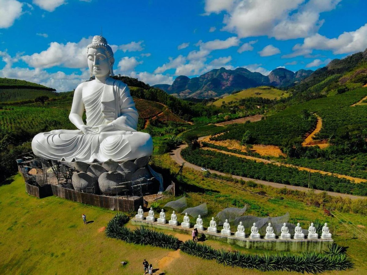 viagempassado's tweet photo. 10 ESCULTURAS INCRÍVEIS QUE VOCÊ (PROVAVELMENTE) NÃO CONHECIA

1 - Buda, Ibiraçu,  Espírito Santo

Com 35 metros de altura é considerada a maior estátua de Buda no Ocidente