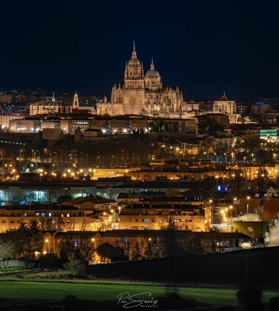 ¡Que belleza! ❤️ Salamanca de noche
📸 paucruz83
Entérate de +info &amp; +eventos en: conciertosensalamanca.com