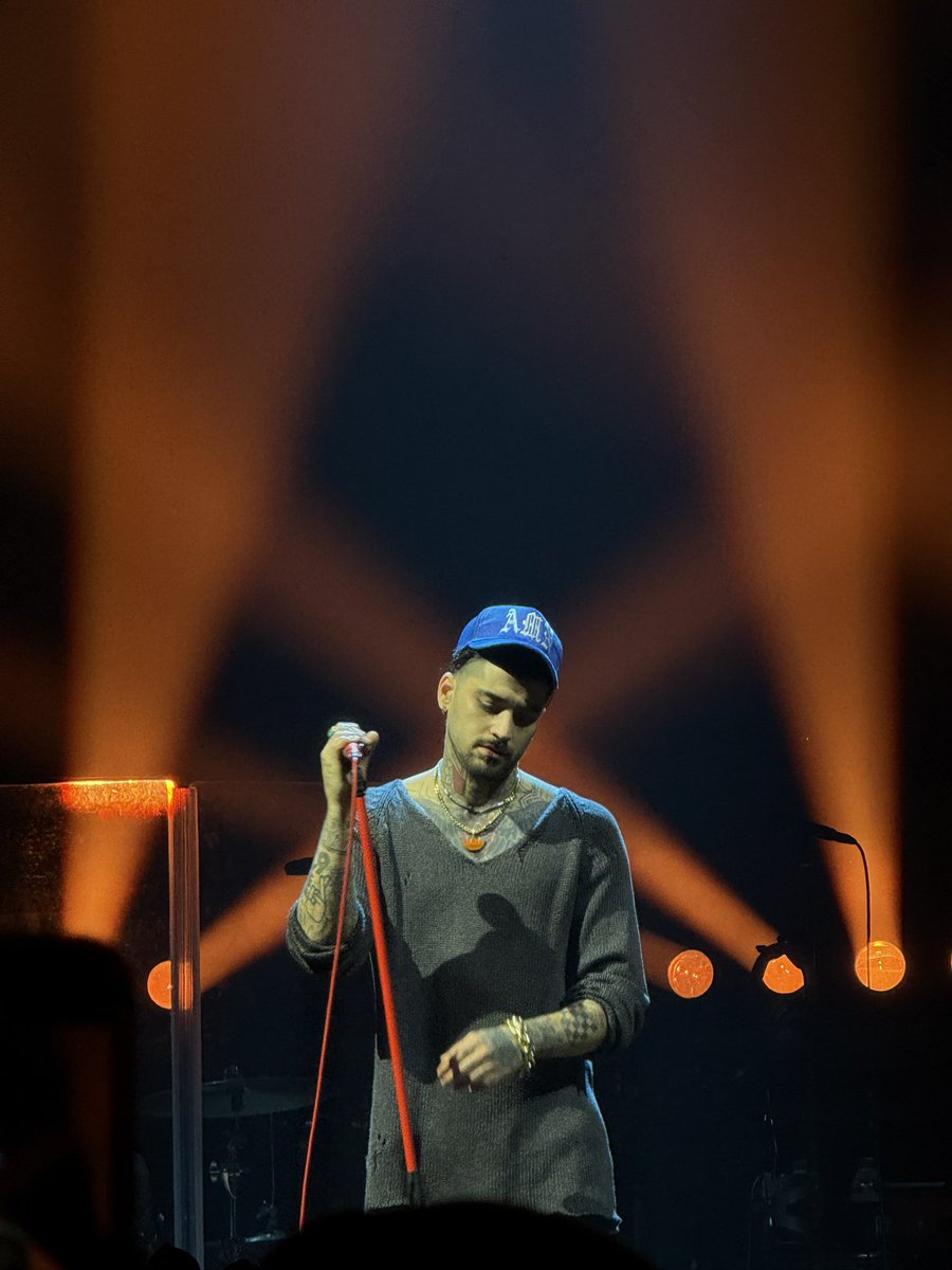 miraaabb's tweet photo. Zayn, the man that you are!!! #ZaynSTTSTour https://t.co/5If4wqux68