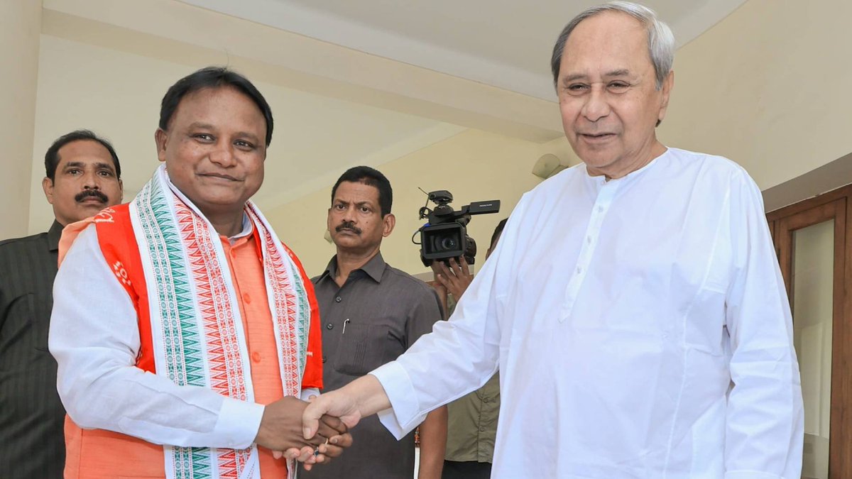 deepdownanlyz's tweet photo. Few BJP CM's who are not much talked about in the same league as @myogiadityanath or @himantabiswa or @Dev_Fadnavis  and others but working too hard to ignore:

Read this thread and comment if I missed your CM.

1. @MohanMOdisha - A CM spending 16+ hrs everyday in Secretariat to know things from scratch and implement.

In his first 100 days, he delivered all major poll promises Odisha was waiting for years and decades.

He had a challenge of replacing someone like Naveen Patanaik. 

He may not visually appear as elite as Naveen P. But he is much more hard working and hands on than Naveen P.

He is not just Bhubaneswar and Cuttack CM but reaching different parts of state.

He is building an image of common man vs the very elite class image of Naveen Patnaik.