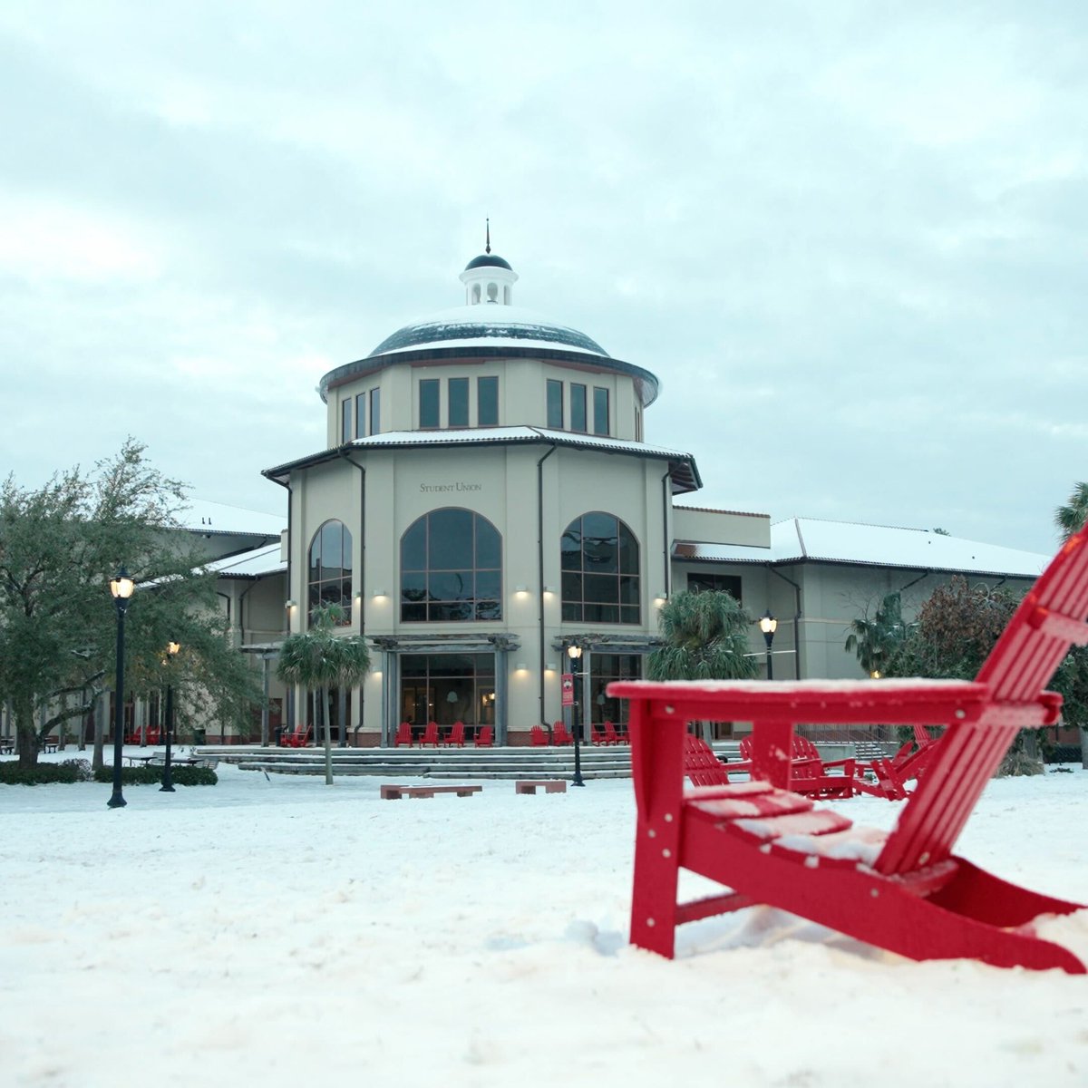valdostastate's tweet photo. There is a snowman on the Front Lawn! We hope everyone in #BlazerNation is enjoying the rare snowfall. #VState ❄️🥶 https://t.co/kbVwNpJgQB