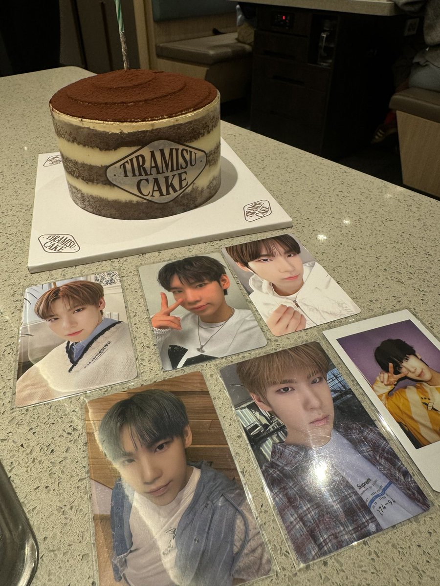 01ww_y's tweet photo. 🦔🤍✨🎂

#별처럼_빛히나는_형근이
#박형근 #형근 #HYEONGGEUN #NXD https://t.co/ukY1HVSncc