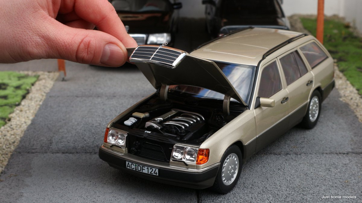 1:18 Mercedes-Benz S124 300TD 1990, Smoke silver - Norev, interior