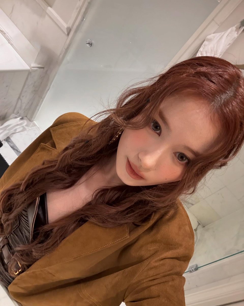 sanazmw's tweet photo. 예뿌 나! A look as rich as chocolate, layered with textures and tones that feel bold yet effortless. The suede coat brings warmth, the leather adds a sleek edge, ࣪⭑and my raspberry chocolate hair ties it all together. Sweet, subtle, and a little indulgent—like the perfect treat. https://t.co/ZOvQO0233g