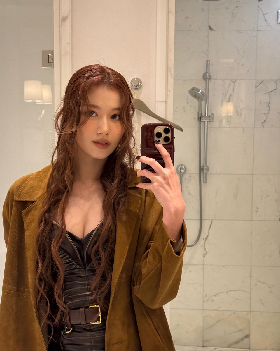 sanazmw's tweet photo. 예뿌 나! A look as rich as chocolate, layered with textures and tones that feel bold yet effortless. The suede coat brings warmth, the leather adds a sleek edge, ࣪⭑and my raspberry chocolate hair ties it all together. Sweet, subtle, and a little indulgent—like the perfect treat. https://t.co/ZOvQO0233g
